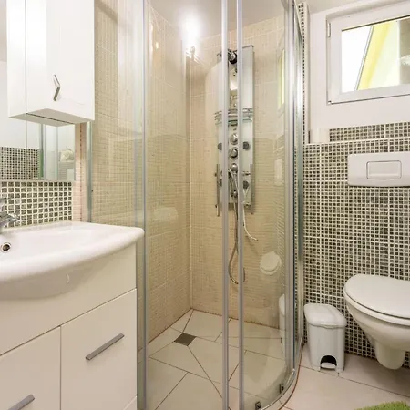 Greenhouse Adria Mit Grosser Terrasse Und Pool By Interhome بيت للعطل
