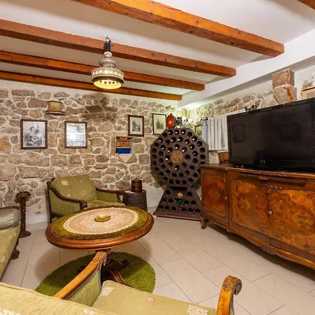 Greenhouse Adria Mit Grosser Terrasse Und Pool By Interhome بيت للعطل *