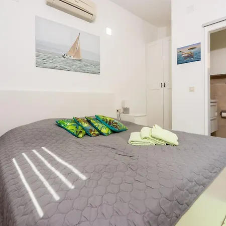 Greenhouse Adria Mit Grosser Terrasse Und Pool By Interhome بيت للعطل